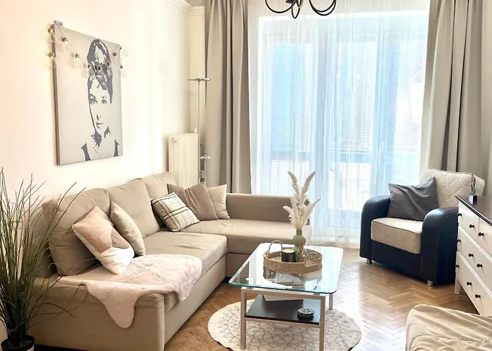 Audrey Hepburn Cathedral View Location Air Conditioned *