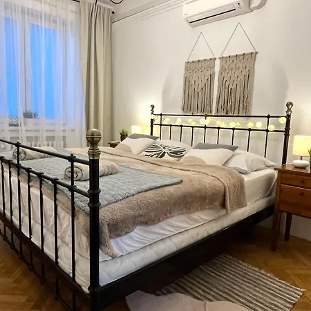 Audrey Hepburn Cathedral View Location Air Conditioned アパート ブラチスラヴァ